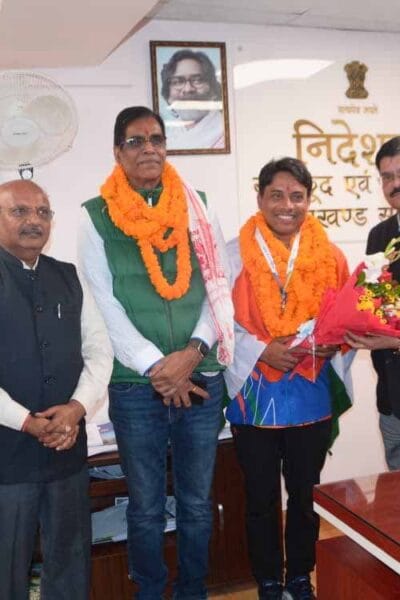 Ranchi रेलवे स्टेशन पर लॉन बॉल्स वर्ल्ड कप के रजत पदक विजेता दिनेश कुमार का भव्य स्वागत