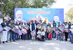 नमो पतंग महोत्सव में रक्षा राज्य मंत्री ने उठाया पतंगबाजी का आनंद