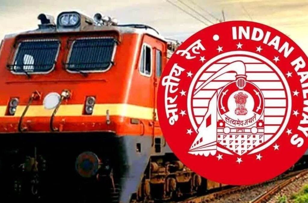 TTE ने महिला से मांगा टिकट, बचने के लिए उठाया ऐसा कदम, देखें वीडियो