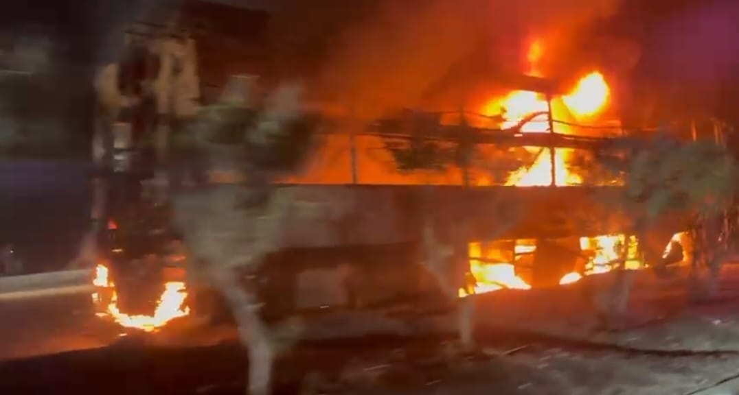 Jharkhand: रामगढ़ की चुट्टूपालू घाटी में आक्रोशित भीड़ ने बस में लगा दी आग