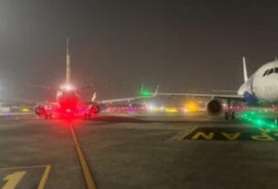 यात्रियों से भरे दो विमान आपस में टकराए, जानें कैसे हुई घटना