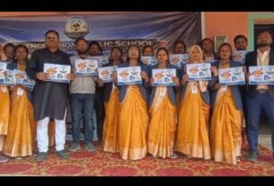 स्‍कूल में टार्गेट नाइन्टी प्लस पुस्तक का विमोचन