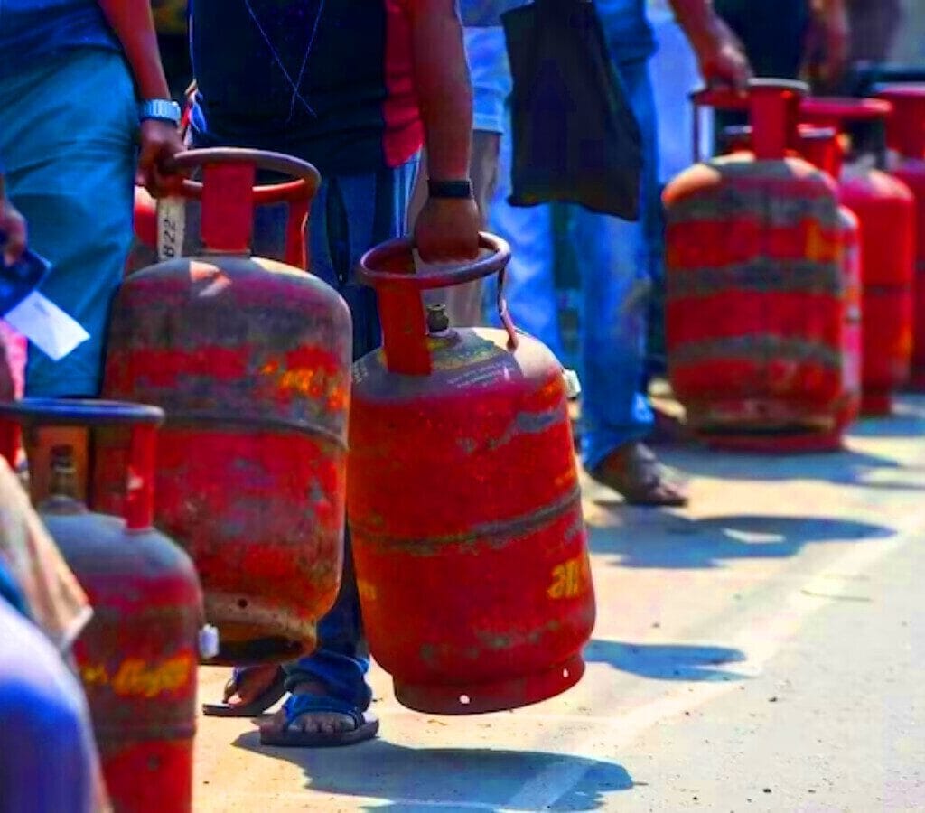 Gas Cylinder Rate : युद्ध के बीच गैस सिलेंडर के दाम बढ़े, जानें झारखंड की कीमत
