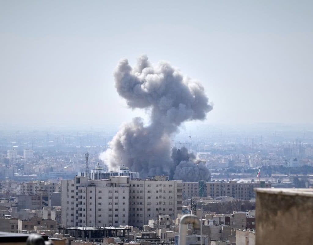 ईरान पर अमेरिका और इज़राइल के संयुक्त ऑपरेशन से बना इसका खतरा