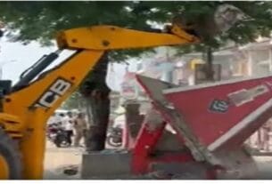 25 साल पुराने इस मंदिर पर चला बुलडोजर, जानें वजह