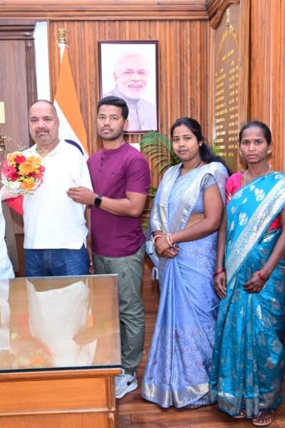 स्टार वॉरियर्स फुटबॉल क्लब के सदस्‍यों ने राज्यपाल से की मुलाकात