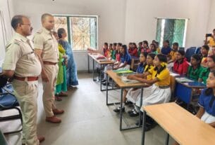 देवघर पुलिस ने बेटियों को किया जागरूक