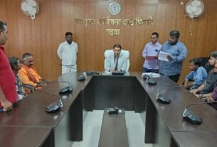 आवासीय विद्यालय के वार्डन की शिकायत पहुंची उपायुक्त के पास