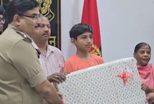 कक्षा 8 के छात्र को यूपी पुलिस ने किया सम्‍मानित, जानें वजह