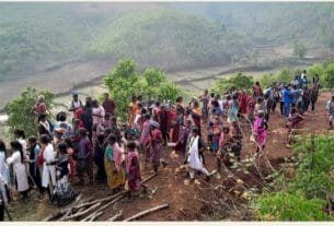 यहां बॉक्साइट खदान के विरोध में आदिवासियों का हिंसक प्रदर्शन, 40 पुलिस जवान घायल