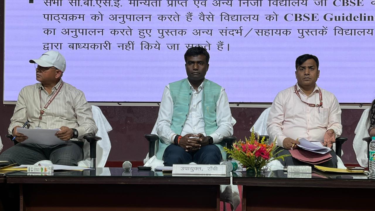 विशेष वेंडर से किताब खरीदने के लिए बाध्य नहीं करेंगे स्कूल, फीस पर ये निर्देश