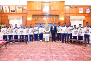 मलखम्ब खिलाड़ियों ने लोक भवन में राज्यपाल से की मुलाकात