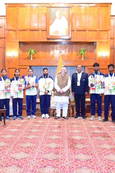 मलखम्ब खिलाड़ियों ने लोक भवन में राज्यपाल से की मुलाकात