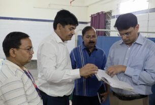 औचक नि‍रीक्षण में सदर अस्पताल पहुंचे उपायुक्‍त, गायब थीं स्त्रीरोग विशेषज्ञ