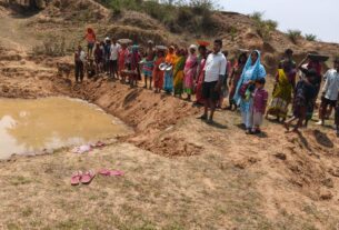 सत्ता की बेरुखी, ग्रामीणों ने श्रमदान कर बनाया 20 फीट लंबा बांध