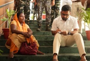 फरियादी के पास खुद पहुंचे उपायुक्‍त, सीढ़ी पर बैठकर सुनी समस्‍या, देखें वीडियो