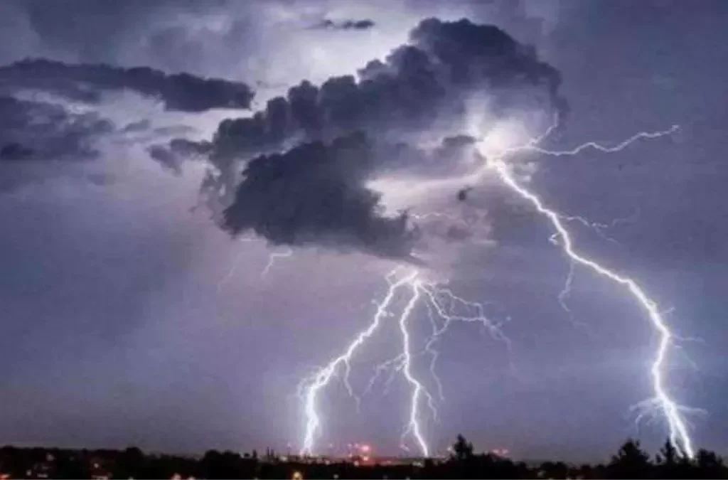 अब आकाशीय बिजली गिरने से 40 मिनट पहले फोन पर मिलेगी जानकारी, बस करना होगा ये काम