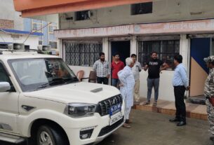 पेट्रोल पंपों पर एसडीएम का औचक निरीक्षण, स्टॉक रजिस्टर की जांच की
