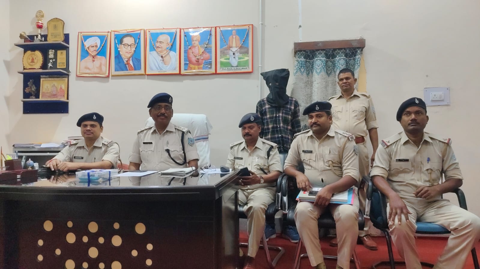 मनोकामना ज्वेलर्स में हुई चोरी का खुलासा, नकदी-जेवर के साथ आरोपी गिरफ्तार