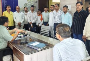 अनुपस्थित कर्मी का वेतन रोकने और सेविकाओं को कार्यमुक्त करने का निर्देश