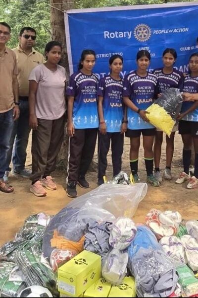 बालिका फुटबॉल खिलाड़ियों को रोटरी क्लब ने जर्सी एवं खेल सामग्री दी