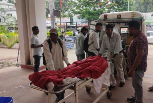 बारिश से बचने के लिए पेड़ के नीचे खड़े थे छात्र, एक की मौत, दूसरा घायल