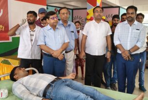 टाउन हॉल में किया गया स्वैच्छिक रक्तदान शिविर का आयोजन