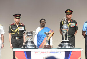 राष्ट्रपति द्रौपदी मुर्मू ने डूरंड कप टूर्नामेंट की ट्रॉफियों का किया अनावरण