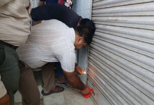 एसआईआर फॉर्म के नाम पर वसूली, साइबर कैफे को किया सील