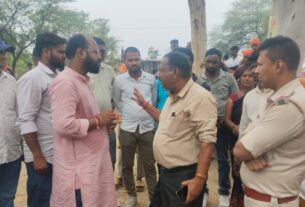 युवक की संदिग्ध मौत को लेकर कांडी थाना गेट के सामने सड़क पर उतरे ग्रामीण