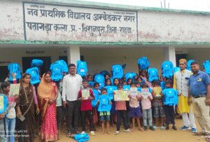 अंबेडकर नगर पतागड़ा कला विद्यालय में 125 बच्चों के बीच स्कूल बैग व कॉपी का वितरण