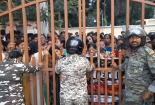 हत्यारों की गिरफ्तारी की सूचना पर समाहरणालय पहुंचे आक्रोशित लोग