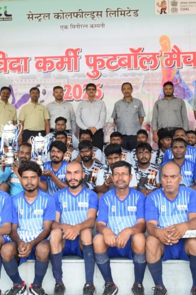 सीसीएल गांधीनगर क्रीड़ांगन में संविदा कर्मियों के लिए फुटबॉल मैच आयोजित