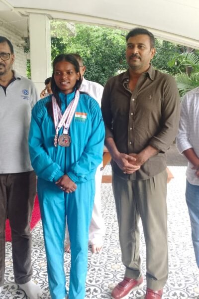 सुदेश कुमार महतो ने अंतरराष्ट्रीय वुशु पदक विजेता अंजना कुमारी को किया सम्मानित