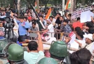 विधानसभा के पास प्रदर्शनकारी छात्रों पर लाठी चार्ज, देखें वीडियो