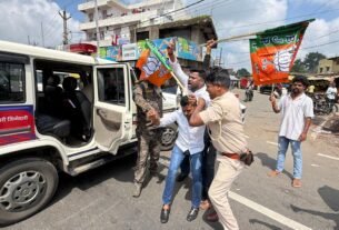 प्रदर्शन के दौरान कमलेश राम सहित अन्‍य गिरफ्तार