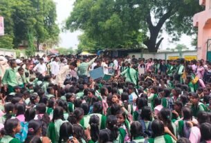 प्रधानाध्यापक के प्रतिनियोजन का छात्रों ने किया विरोध, की तोड़फोड़