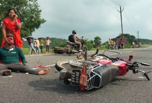दो बाइकों की आमने-सामने जोरदार टक्कर, चार गंभीर रूप से घायल