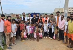 गढ़वा में ‘प्रोजेक्ट बचपन’ के तहत बच्चों के बीच बांटे स्नैक्स व खिलौने