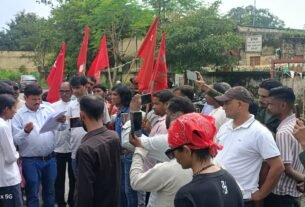 उपभोक्ताओं के बिजली बिल में गड़बड़ी का आरोप, अधिकारियों का घेराव