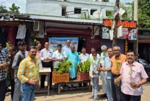 सेवा सप्ताह के पहले दिन जायंट्स ग्रुप ऑफ गढ़वा ने बांटे 300 पौधे