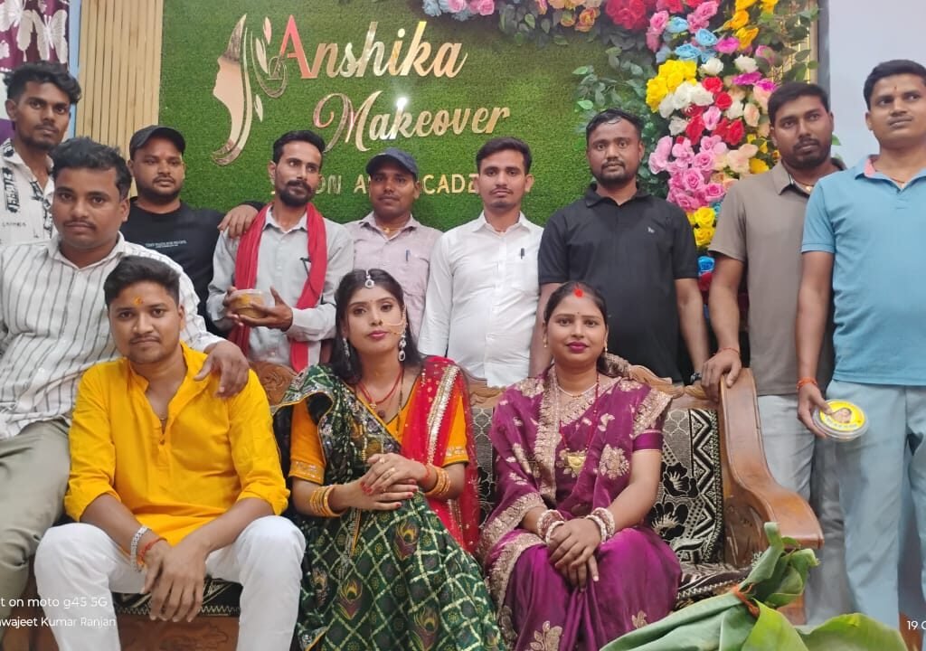 बिशुनपुरा में अंशिका मेकओवर सैलून एंड एकेडमी का शुभारंभ